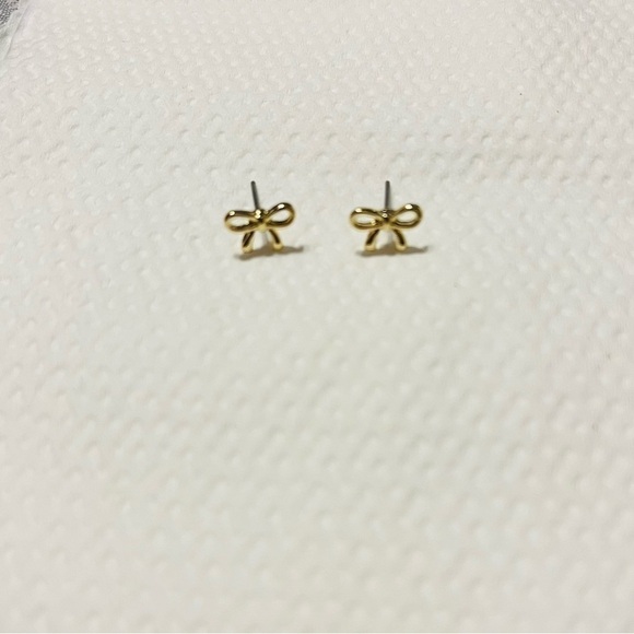 Mini gold bow earrings dainty - Picture 3 of 3